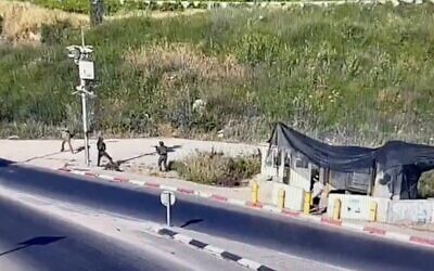 Une capture d'écran de la vidéo de surveillance montre un Palestinien armé d'un couteau en train de charger des soldats israéliens avant d'être abattu, le 17 mai 2022. (Crédit: Capture d'écran : Twitter)