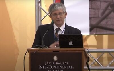 Capture d'écran d'une vidéo de Stephen Sizer lors d'une conférence du groupe à Bethléem, en 2010. (Capture d'écran : YouTube)