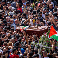 Les funérailles de la journaliste d'Al Jazeera Shireen Abu Akleh à Jérusalem, le 13 mai 2022. (Crédit :  Yonatan Sindel/Flash90)