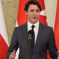 Le premier ministre canadien Justin Trudeau prend la parole lors d'une conférence de presse avec le président polonais au palais présidentiel de Varsovie, en Pologne, le 10 mars 2022. (Crédit: Janet Skarzynski/AFP)
