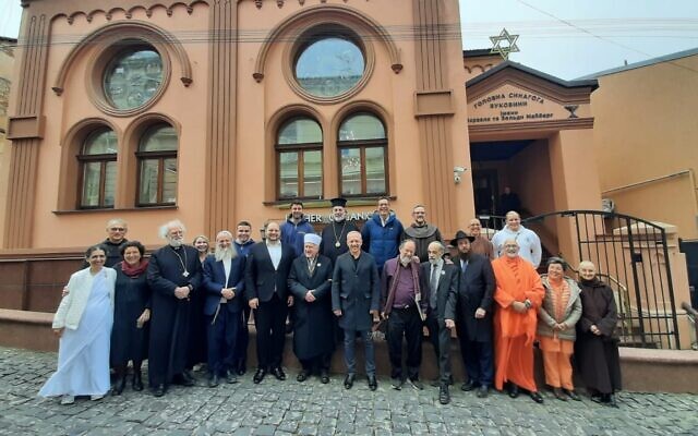 Des chefs religieux du monde entier organisent un événement de solidarité à Tchernivtsi, en Ukraine, le 12 avril 2022. (Crédit: Institut inter-confessionnel Elijah)