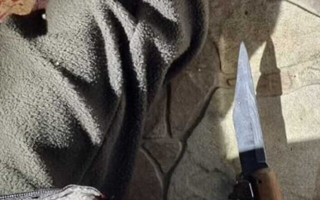 Le couteau trouvé sur un Palestinien qui a tenté de s'infiltrer dans l'implantation de Tekoa le 8 mai 2022. (Crédit : Sauveteurs sans frontières)