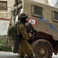 Un soldat israélien lors d’une opération dans le camp de réfugiés de Jénine, au nord de la Cisjordanie, à la suite d’une série d’attentats terroristes en Israël, le 9 avril 2022. (Crédit : Armée israélienne)