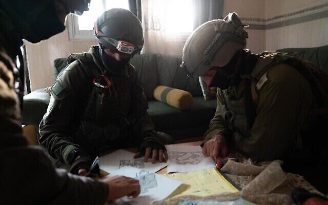Des soldats israéliens cartographient le domicile d’un présumé terroriste palestinien dans la ville de Cisjordanie de Qarawat Bani Hassan, le 1er mai 2022. (Crédit : Armée israélienne)