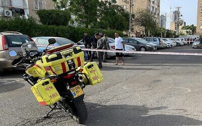 Une moto de Magen David Adom sur le lieu du meurtre à Saint-Jean-d'Acre, le 13 mai 2022. (Crédit: Courtoisie de MDA)