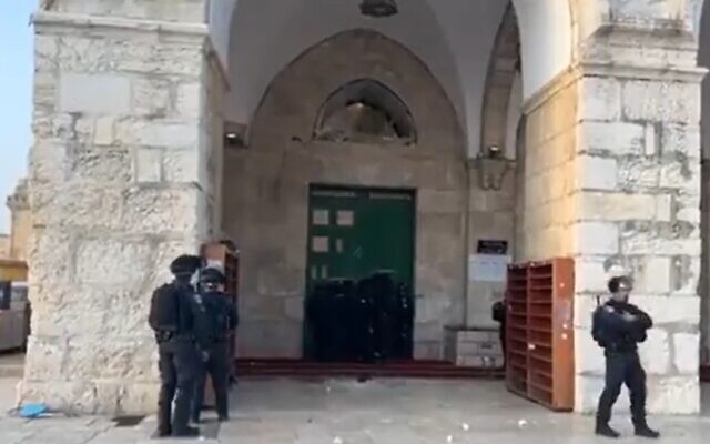 Des policiers devant la mosquée Al-Aqsa à Jérusalem, le 29 mai 2022. (capture d'écran)