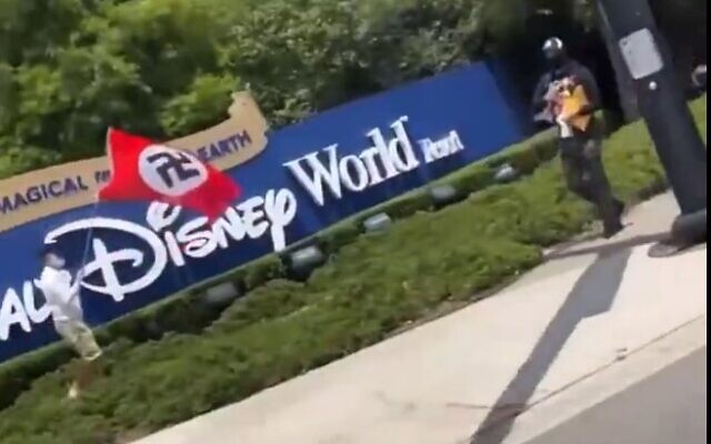 Des manifestants agitent des drapeaux arborant des croix gammées devant Disney World en Floride, le 7 mai 2022 (Crédit: Capture d'écran/Twitter)