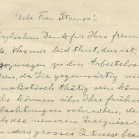 Photo d'une lettre manuscrite et signée par Albert Einstein, adressée à la journaliste danoise Karen Stampe Bendix en 1936, dans laquelle le célèbre physicien exhorte le monde libre à attaquer l'Allemagne nazie. (Crédit: Maison de vente aux enchères Kedem)