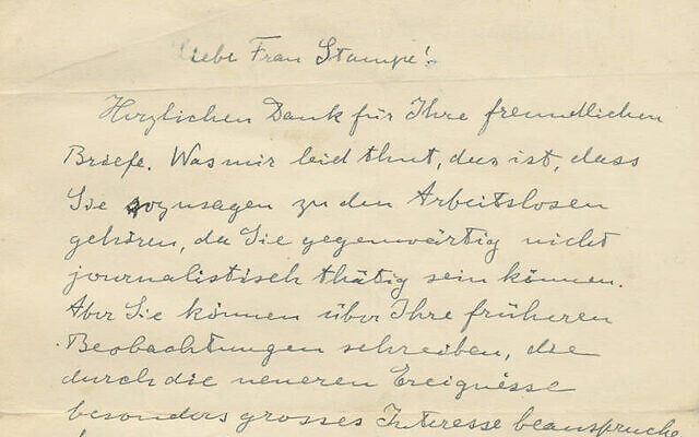 Photo d'une lettre manuscrite et signée par Albert Einstein, adressée à la journaliste danoise Karen Stampe Bendix en 1936, dans laquelle le célèbre physicien exhorte le monde libre à attaquer l'Allemagne nazie. (Crédit: Maison de vente aux enchères Kedem)