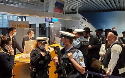 Les passagers juifs d'un vol de la Lufthansa accueillis par la police à leur arrivée à Francfort. (Autorisation via JTA)