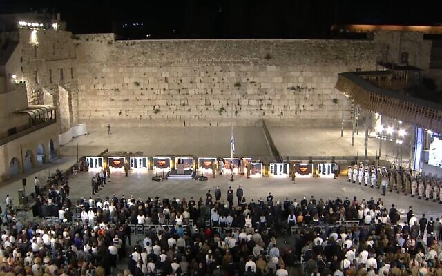 La cérémonie d'État organisée pour Yom HaZikaron, en hommage aux soldats tués au combat et aux victimes du terrorisme, au mur Occidental de Jérusalem, le 3 mai 2022. (Capture d'écran : Vidéo)