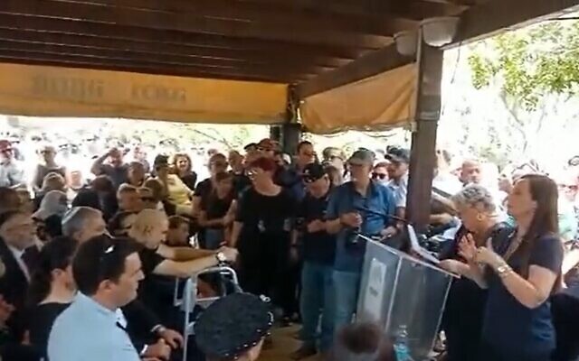 Une foule nombreuse écoute l'épouse de l'ex-député du Meretz Ilan Gilon faire son éloge funèbre au cimetière de Kfar Saba, le 3 mai 2022. (Capture d'écran)