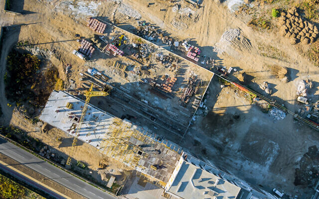 Photo d'illustration : Vue aérienne d'un chantier en Israël où un immeuble résidentiel est en cours de construction au mois d'octobre 2021. (Crédit : photovs via iStock by Getty Images)