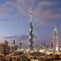 La Burj Khalifa et le centre-ville de Dubaï au crépuscule. (Crédit: Typhoonski via iStock by Getty Images)