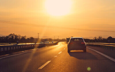  Illustration. Le soleil se couche sur une autoroute en été. (Crédit: lenanet via iStock by Getty Images)