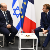 Le Premier ministre Naftali Bennett (à gauche) rencontre le Président français Emmanuel Macron au sommet "COP26" de l’ONU sur le climat à Glasgow, en Écosse, le 1er novembre 2021. (Crédit : Haim Zach/GPO)
