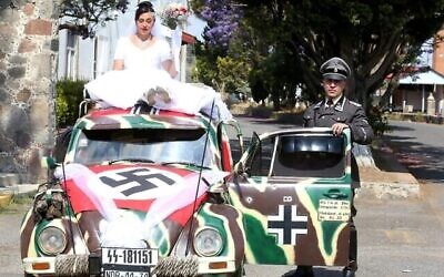 Fernando et Josefina se sont mariés lors d’un mariage à thème nazi à Tlaxcala, Mexique, le 29 avril 2022. (Crédit : Jorge Carballo via JTA)