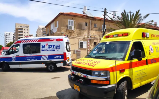 Un véhicule du Magen David Adom sur les lieux d'un accident impliquant un piéton renversé par un véhicule, à Hadera, le 11 mai 2022. (Crédit : Magen David Adom)