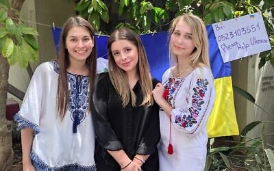 Des étudiantes ukrainiennes lors d'une collecte de fonds au profit de l’Ukraine organisée à l’Université de Tel Aviv du 1er au 2 mai 2022. (Crédit : Université de Tel Aviv)