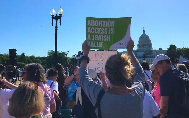 Des manifestante brandissent des pancartes au Rassemblement juif pour la Justice devant l'avortement, le mardi 17 mai 2022. (Crédit : A Julia Gergely)
