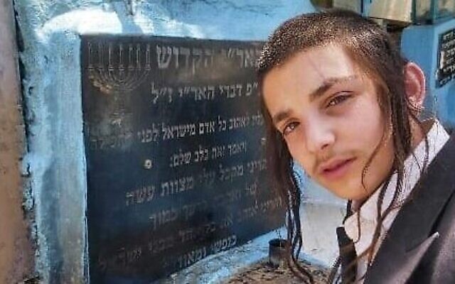 Avraham Moshe Klinerman sur la tombe d’un rabbin à Safed. (Crédit : Autorisation)