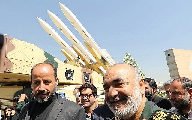 Le Commandant de la Garde révolutionnaire iranienne, le Maj. Gén. Hossein Salami (à droite) devant le système de défense aérienne Khordad-3 lors d’une visite d’une exposition au musée de la Révolution islamique et de la Sainte Défense à Téhéran, le 21 septembre 2019. (Crédit : Atta Kenare/AFP)