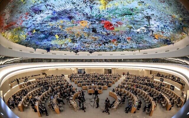 Vue générale de la salle accueillant une session du Conseil des droits de l'Homme des Nations unies à Genève, le 12 mai 2022. (Crédit : Fabrice Coffrini/AFP)