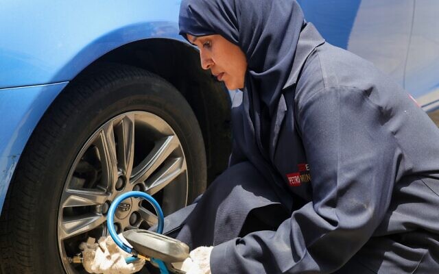 Ola Flimban travaillant sur la voiture d'un client dans un garage de Jeddah, le 26 mai 2022. (Crédit : Fayez Nureldine / AFP)