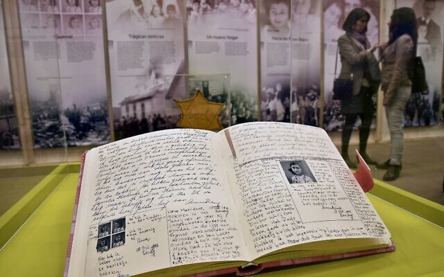 Le journal d'Anne Frank est exposé au pavillon des Pays-Bas de la XXIXe Foire internationale du livre à Bogota, en Colombie, le 19 avril 2016. (Crédit : GUILLERMO LEGARIA / AFP)