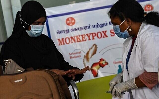 Des personnels de santé examinent les passagers arrivant de l’étranger pour détecter les symptômes de la variole du singe au terminal de l’aéroport international Anna à Chennai, en Inde, le 3 juin 2022. (Crédit : Arun SANKAR/AFP)