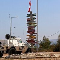 Les membres de la FINUL patrouillent dans le secteur de Naqura, au sud de la ville de Tyre, à la frontière avec Israël, le 6 juin 2022. (Crédit :  Mahmoud ZAYYAT / AFP)