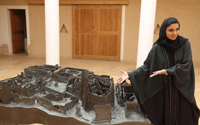 Nada Alfuraih, guide touristique saoudienne, se promène à l'intérieur d'un palais du 18e siècle, le site même où la famille royale du royaume aurait commencé à planifier sa conquête de la péninsule arabique, dans le quartier historique de Diriyah, à la périphérie de la capitale saoudienne Riyadh, le 25 mai 2022. (Crédit : Fayez Nureldine / AFP)