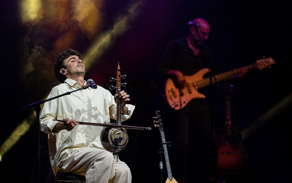 Mark Eliyahu sur scène lors du concert en plein air Harbiye à Istanbul, le 13 juin 2022. (Crédit : Yasin AKGUL / AFP)