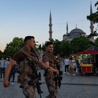 Des agents de la police anti-émeute turque patrouillent devant la Mosquée bleue à Istanbul, le 14 juin 2022. (Crédit: Yasin Akgul/AFP)