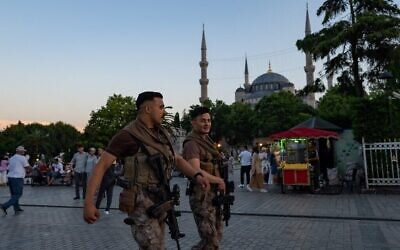 Des agents de la police anti-émeute turque patrouillant devant la Mosquée bleue, à Istanbul, le 14 juin 2022. (Crédit : Yasin Akgul/AFP)