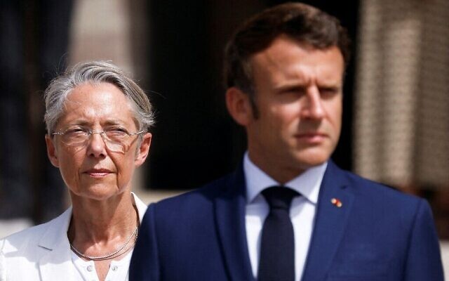 Le président français Emmanuel Macron et la Première ministre Elisabeth Borne  assistent à une cérémonie à Suresnes près de Paris, le 18 juin 2022. (Crédit : Gonzalo Fuentes/Pool/AFP)