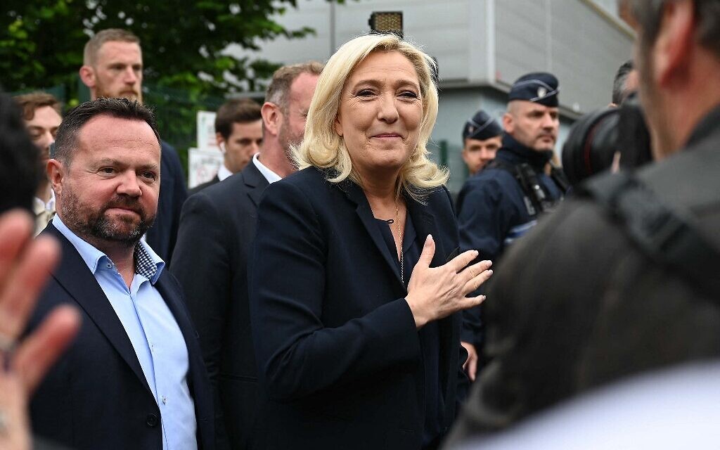 La dirigeante du parti d'extrême droite français Rassemblement national (RN), Marine Le Pen, quitte le bureau de vote après avoir voté au deuxième tour des élections législatives françaises, à Henin-Beaumont, dans le nord de la France, le 19 juin 2022. (Crédit :  DENIS CHARLET / AFP)