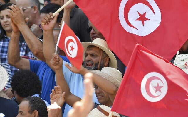 Des manifestants tunisiens scandent des slogans contre le président Kais Saied et le prochain référendum constitutionnel qui se tiendra le 25 juillet, lors d'un rassemblement dans la capitale Tunis, le 19 juin 2022. (Crédit : FETHI BELAID / AFP)