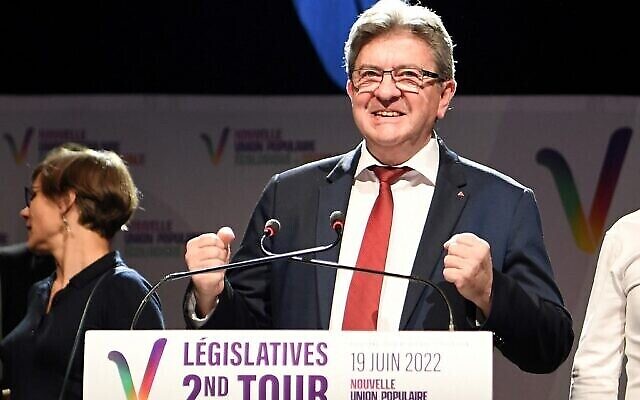Le leader de la coalition de gauche NUPES Jean-Luc Mélenchon prononçant un discours après les premiers résultats des élections législatives à Paris, le 19 juin 2022. (Crédit : Bertrand Guay/AFP)