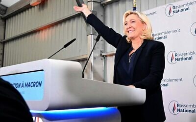 La dirigeante du parti d'extrême droite français Rassemblement national (RN), Marine Le Pen, prononce un discours après les premiers résultats des élections législatives à Henin-Beaumont, dans le nord de la France, le 19 juin 2022. (Crédit : DENIS CHARLET / AFP)