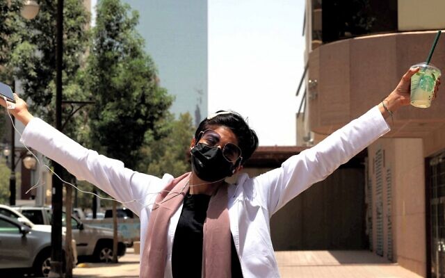 Safi, un médecin saoudien de 26 ans, pose pour une photo avec ses cheveux courts près du gratte-ciel Kingdom Centre, dans le centre de Ryad, la capitale de l'Arabie saoudite, le 19 juin 2022. (Crédit : Fayez Nureldine / AFP)
