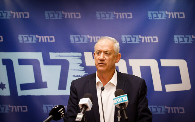 Le ministre de la Défense Benny Gantz dirige une réunion de la faction Kakhol lavan à la Knesset, le 30 mai 2022. (Crédit : Olivier Fitoussi/Flash90)