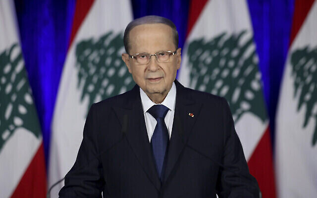 Le président libanais Michel Aoun s'exprime lors d'un discours à la nation au palais présidentiel, à Baabda, à l'est de Beyrouth, au Liban, le 21 novembre 2019. (Crédit : Dalati Nohra/AP)