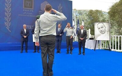 Le chef d'état-major de Tsahal Aviv Kohavi et le président Isaac Herzog lors de la cérémonie officielle du Prix de la sécurité d'Israël à la résidence officielle du président à Jérusalem, le 14 juin 2022. (Crédit : ministère de la Défense)