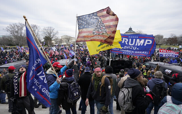 Des émeutiers partisans du président de l'époque, Donald Trump, envahissant le Capitole, à Washington, le 6 janvier 2021. (Crédit : Manuel Balce Ceneta/AP)