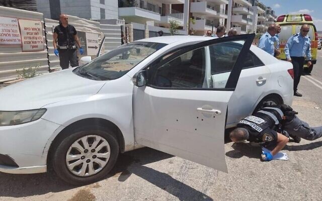La voiture dans laquelle un homme a été abattu à Shoham, le 14 juin 2022. (Crédit : Police israélienne)