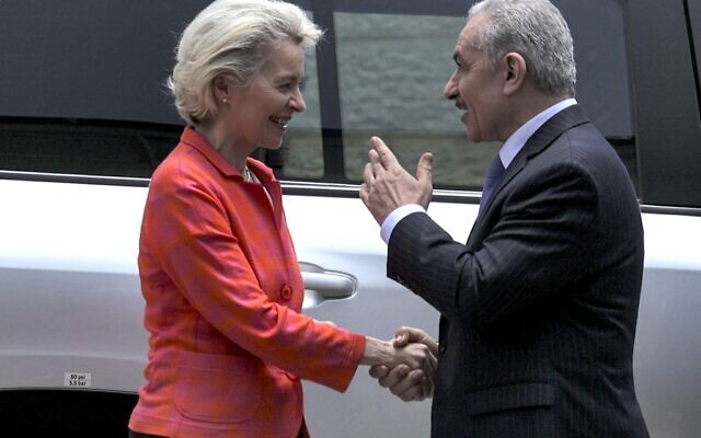 Le Premier ministre palestinien Mohammad Shtayyeh reçoit la présidente de la Commission européenne Ursula von der Leyen dans la ville de Ramallah, le 14 juin 2022. (Crédit : ABBAS MOMANI / AFP)