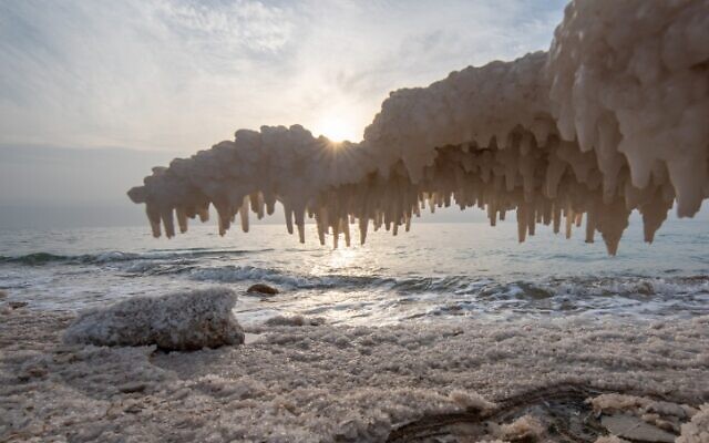 Vue des formations de sel sur le rivage de la mer Morte, le 30 octobre 2021. (Crédit : Mila Aviv/Flash90)