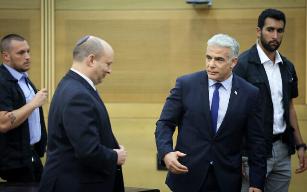 Le Premier ministre Naftali Bennett (G) et le ministre des Affaires étrangères Yair Lapid lors d'une conférence de presse conjointe à la Knesset à Jérusalem, le 20 juin 2022. (Crédit : Yonatan Sindel/FLASH90)