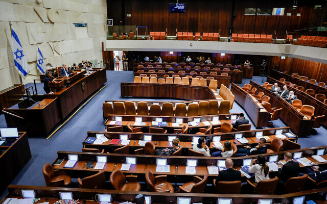 Discussion et vote sur un projet de loi visant à dissoudre la Knesset à Jérusalem, le 22 juin 2022 (Crédit : Olivier Fitoussi/Flash90)